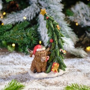 Christmas resin Highland cow ornament holding a festive Christmas tree, seasonal decorative figurine for Christmas home decor
