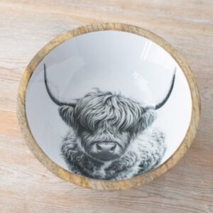 Large enamel bowl with Highland cow design, ideal for serving fruit and snacks, featuring rustic farmhouse style and 23cm size.